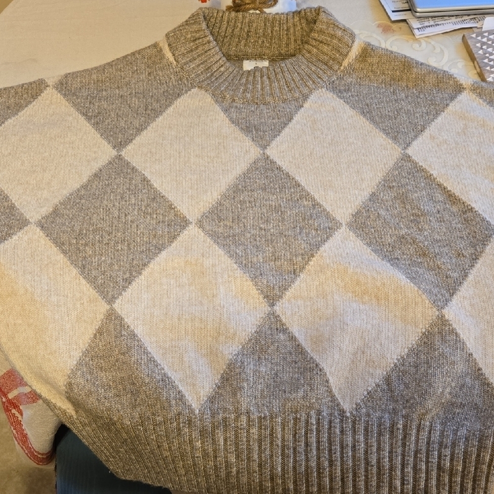Pringle Chic Argyle Crew Neck Sweater - Cream and Gray. Absoluteĺy Stunning!